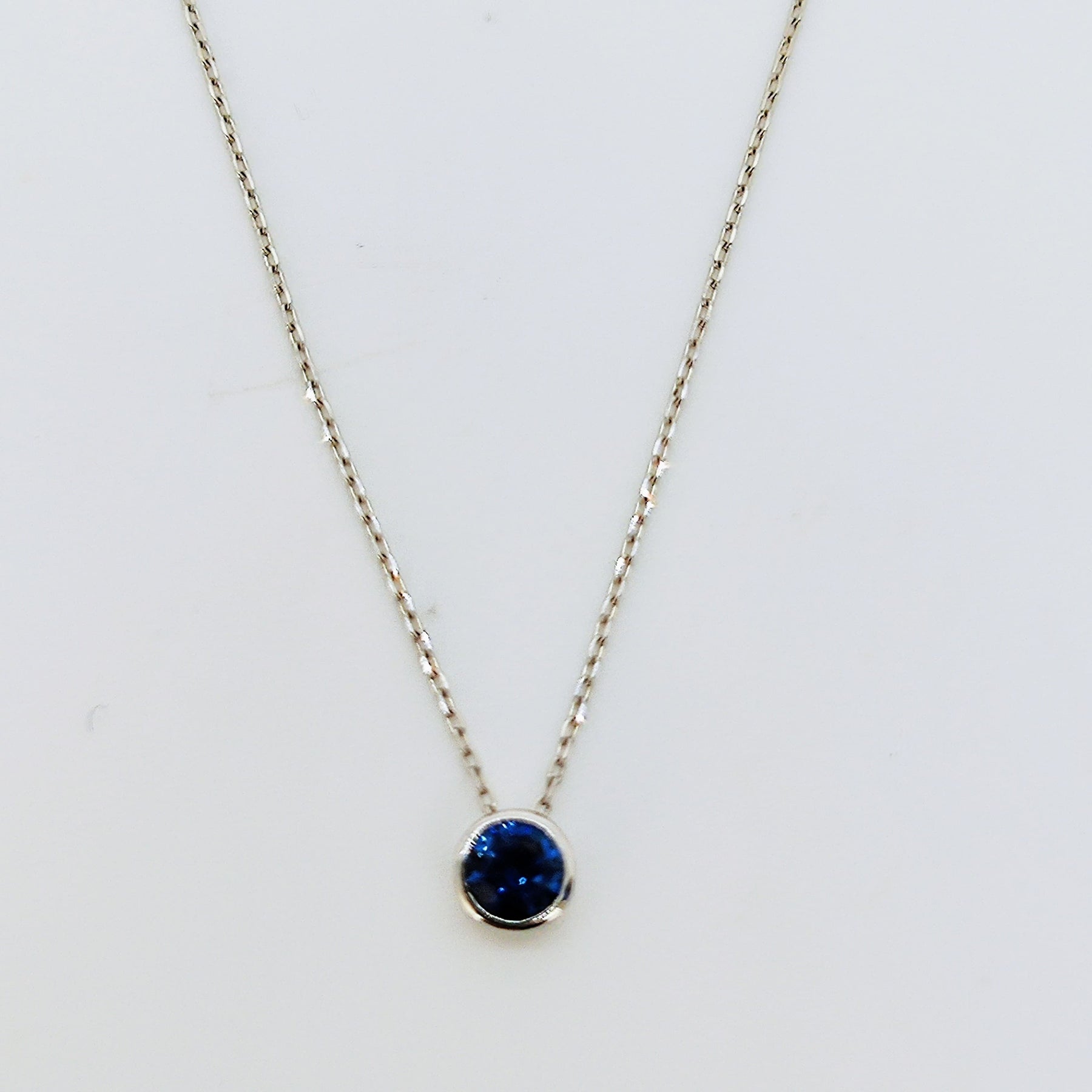 Collar Punto De Luz Zafiro Bisel Oro Blanco 18K