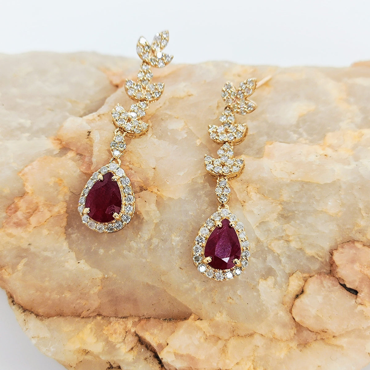 Aros Largos Rubíes Corte Pera Y Hojas De Brillantes