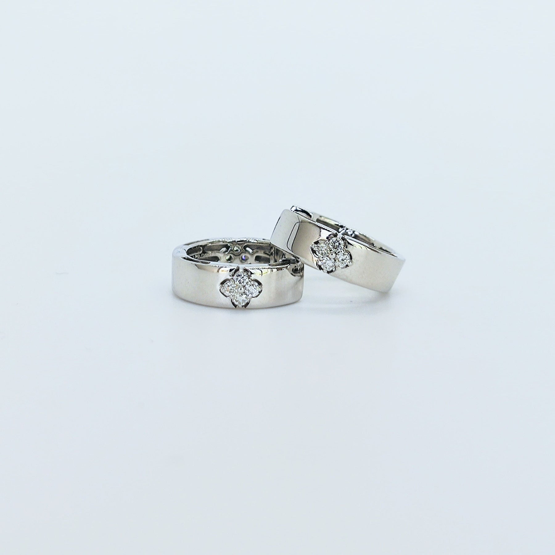 Aros Oro Blanco 18K Doble Flores de Brillantes