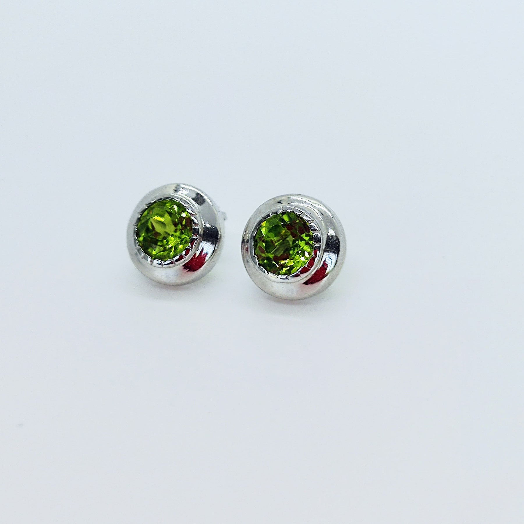 Aros Redondos Plata Rodinada y Peridoto