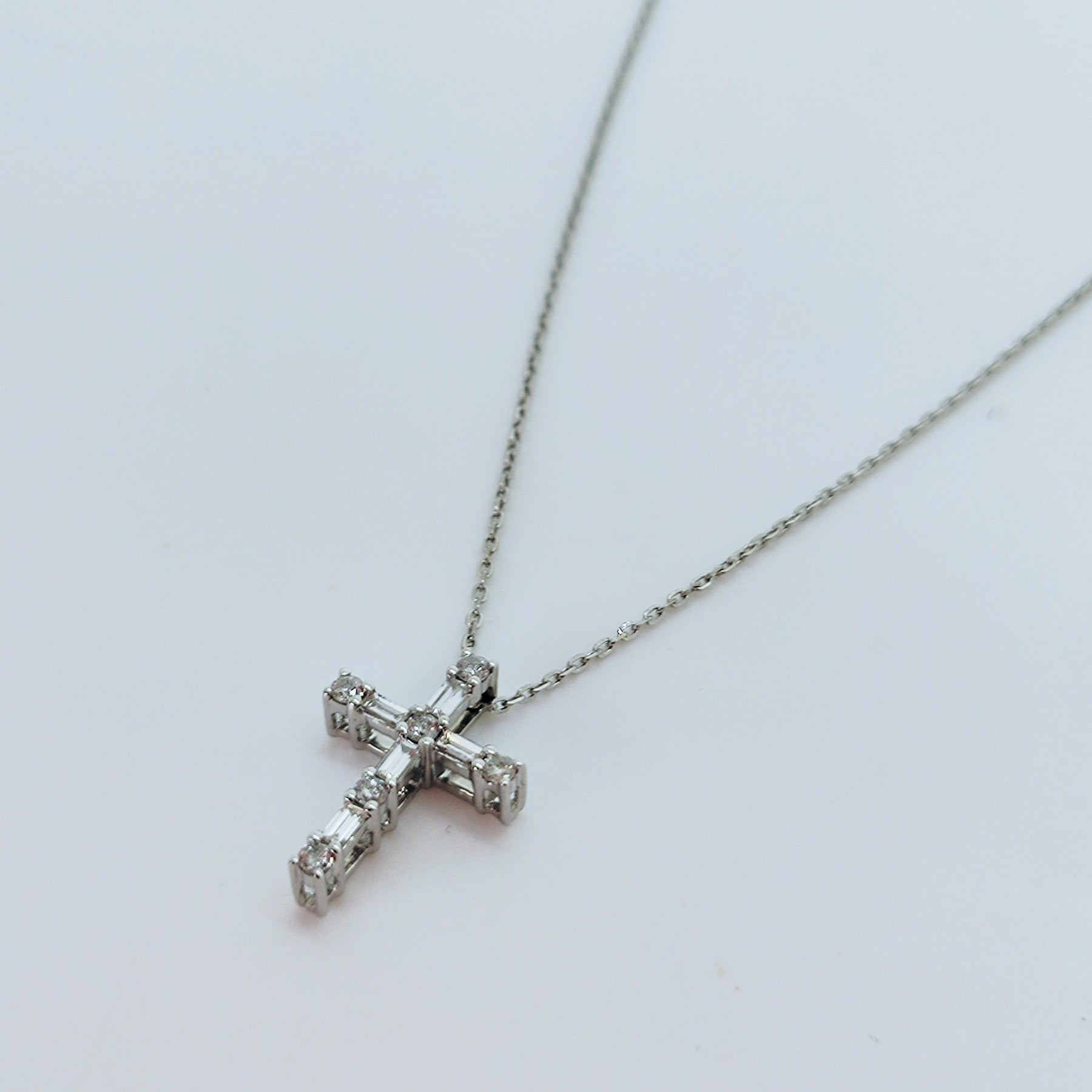Collar Cruz Oro Blanco 18K Brillantes Corte Baguette Y Corte Brillante
