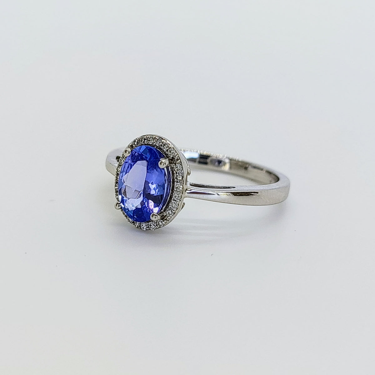 Anillo Tanzanita Oro Blanco y Brillantes