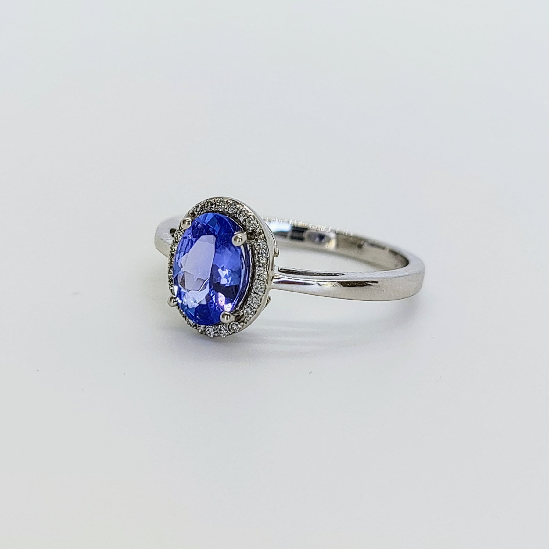 Anillo Tanzanita Oro Blanco y Brillantes