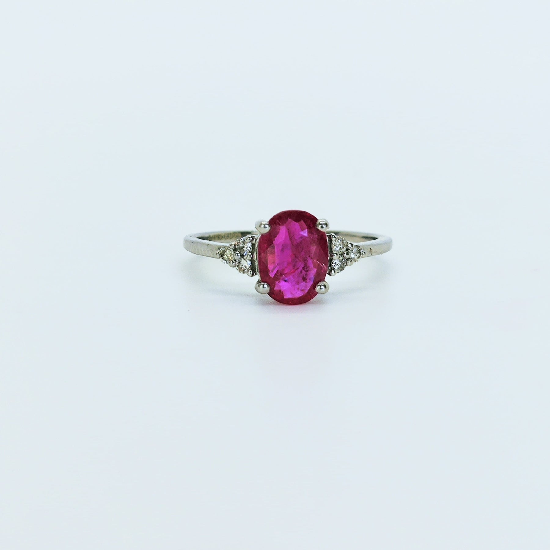 Anillo Oro Blanco 18K Rubí Oval y Brillantes