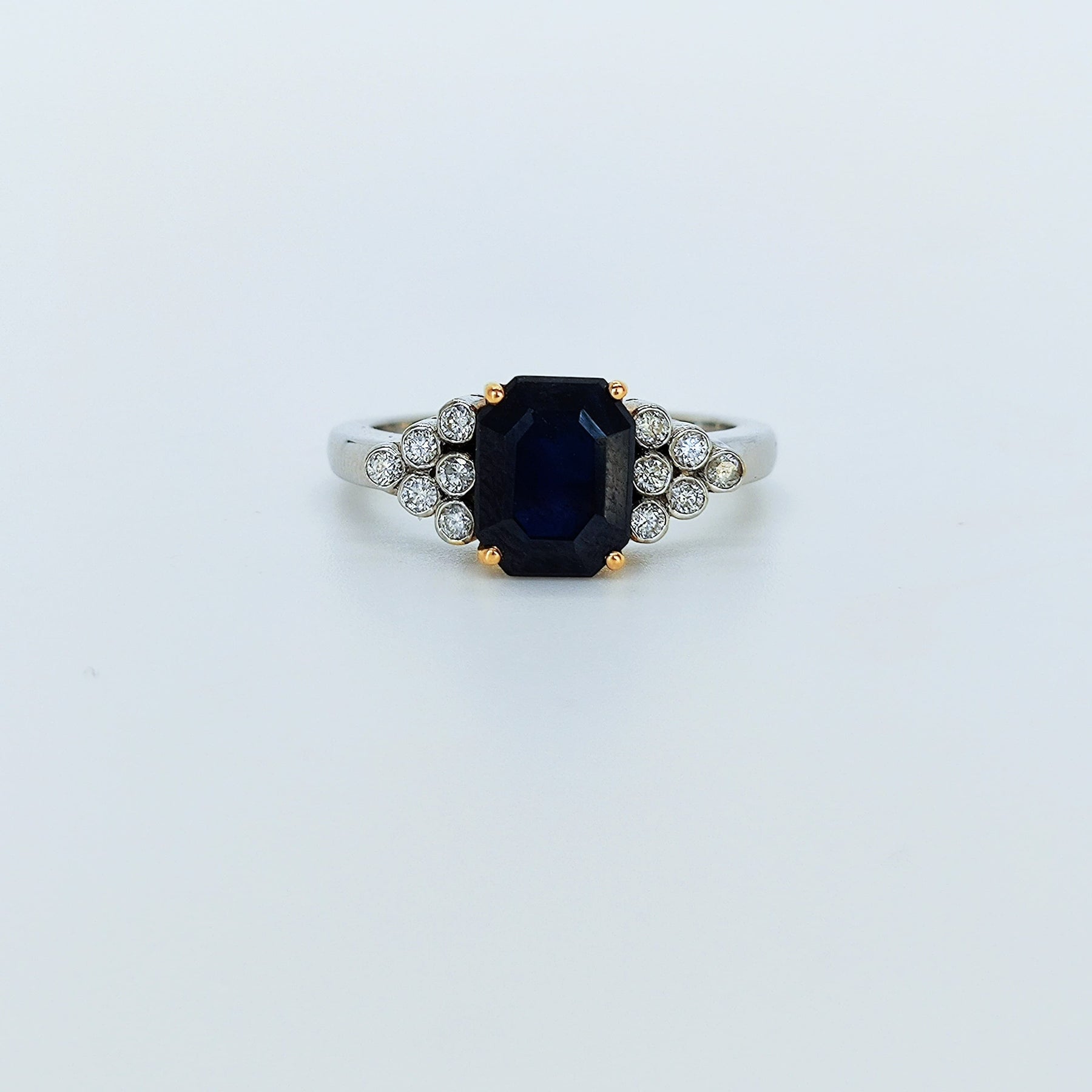 Anillo Oro Blanco y Amarillo 18K Brillantes y Zafiro
