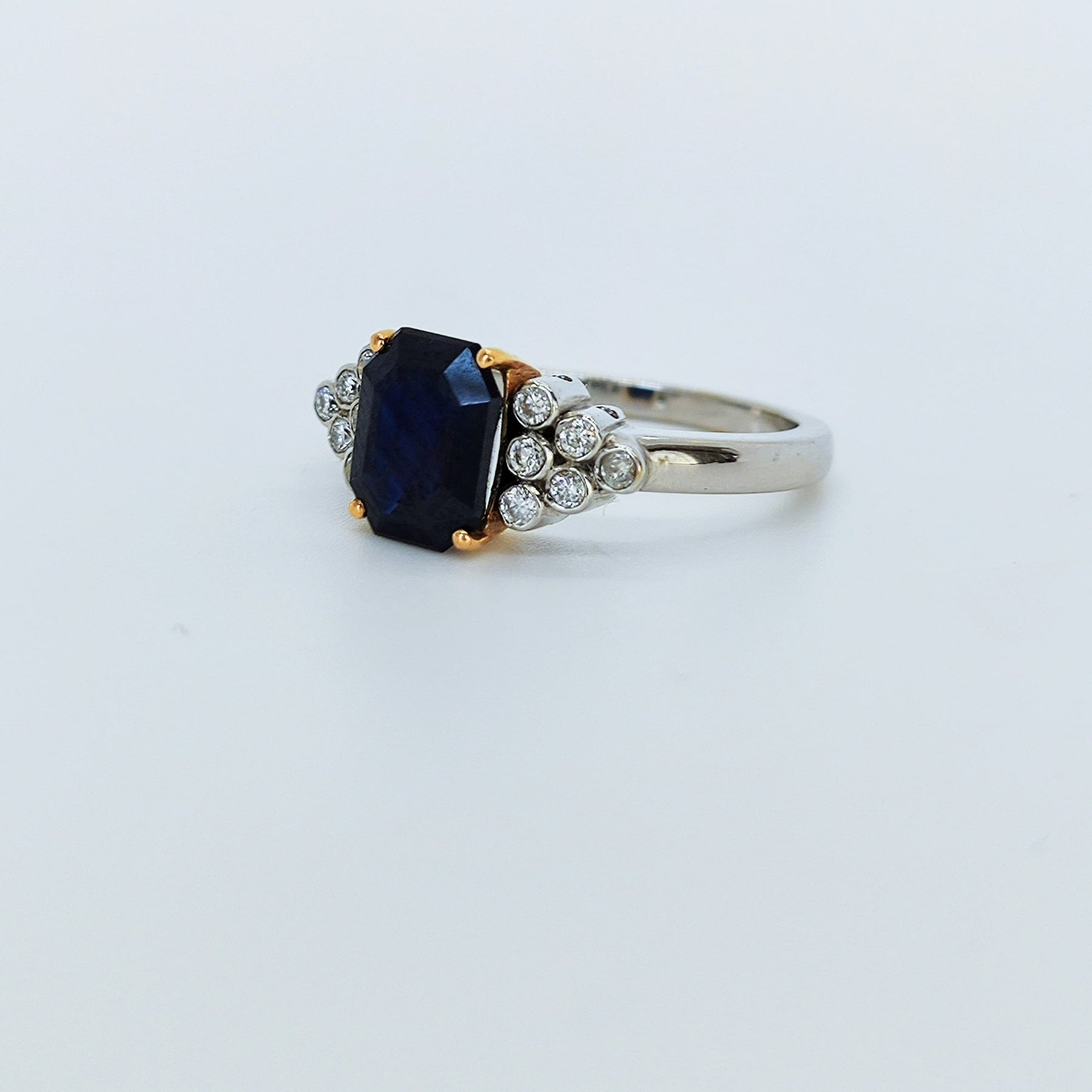 Anillo Oro Blanco y Amarillo 18K Brillantes y Zafiro