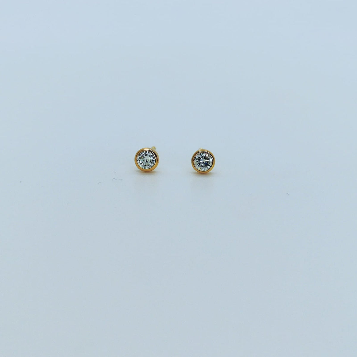 Aros Punto de Luz Bisel Oro Amarillo 18K 0,20Ct