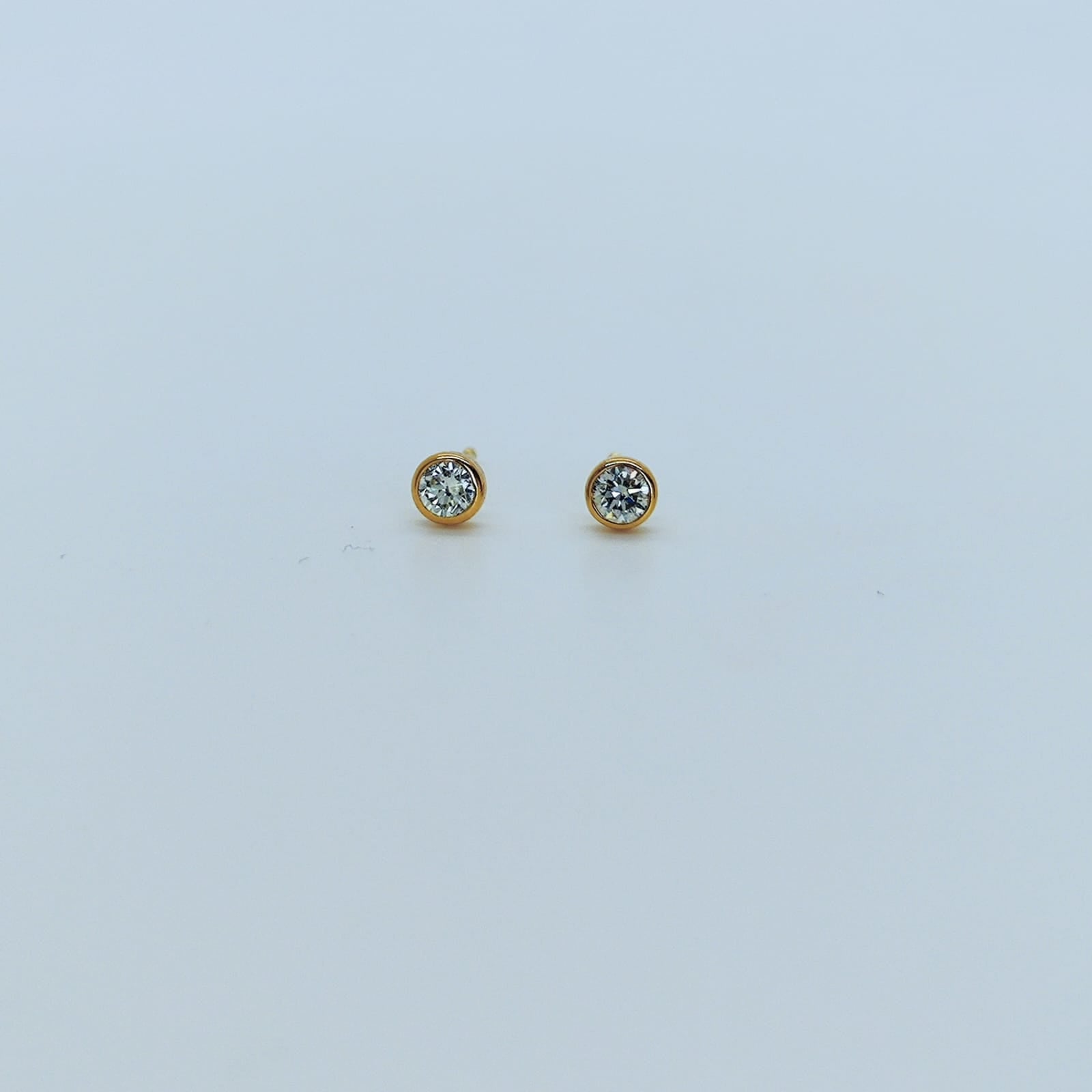 Aros Punto de Luz Bisel Oro Amarillo 18K 0,20Ct