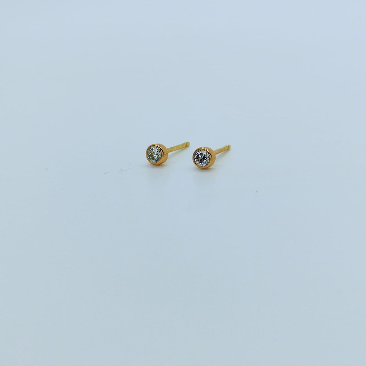 Aros Punto de Luz Bisel Oro Amarillo 18K 0,20Ct