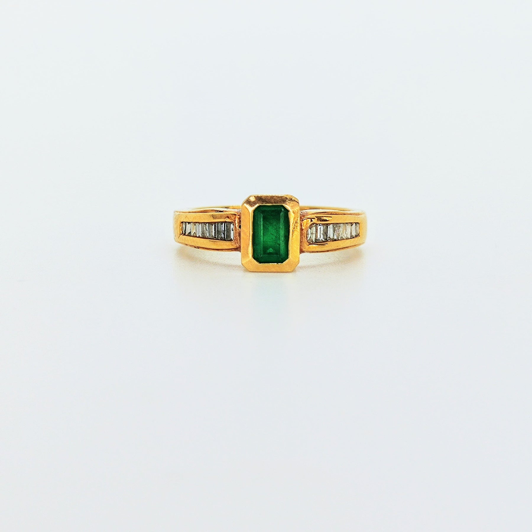 Anillo Oro Amarillo 18K Esmeralda Rectangular y Brillantes Baguette