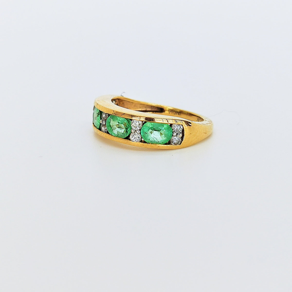 Anillo Oro Amarillo Esmeraldas Corte Oval y Brillantes