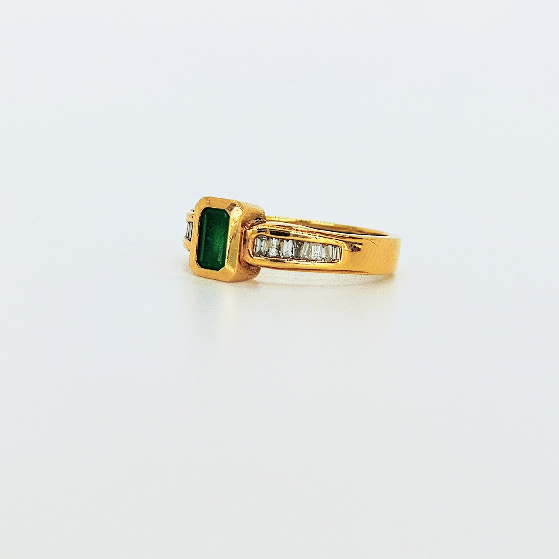 Anillo Oro Amarillo 18K Esmeralda Rectangular y Brillantes Baguette