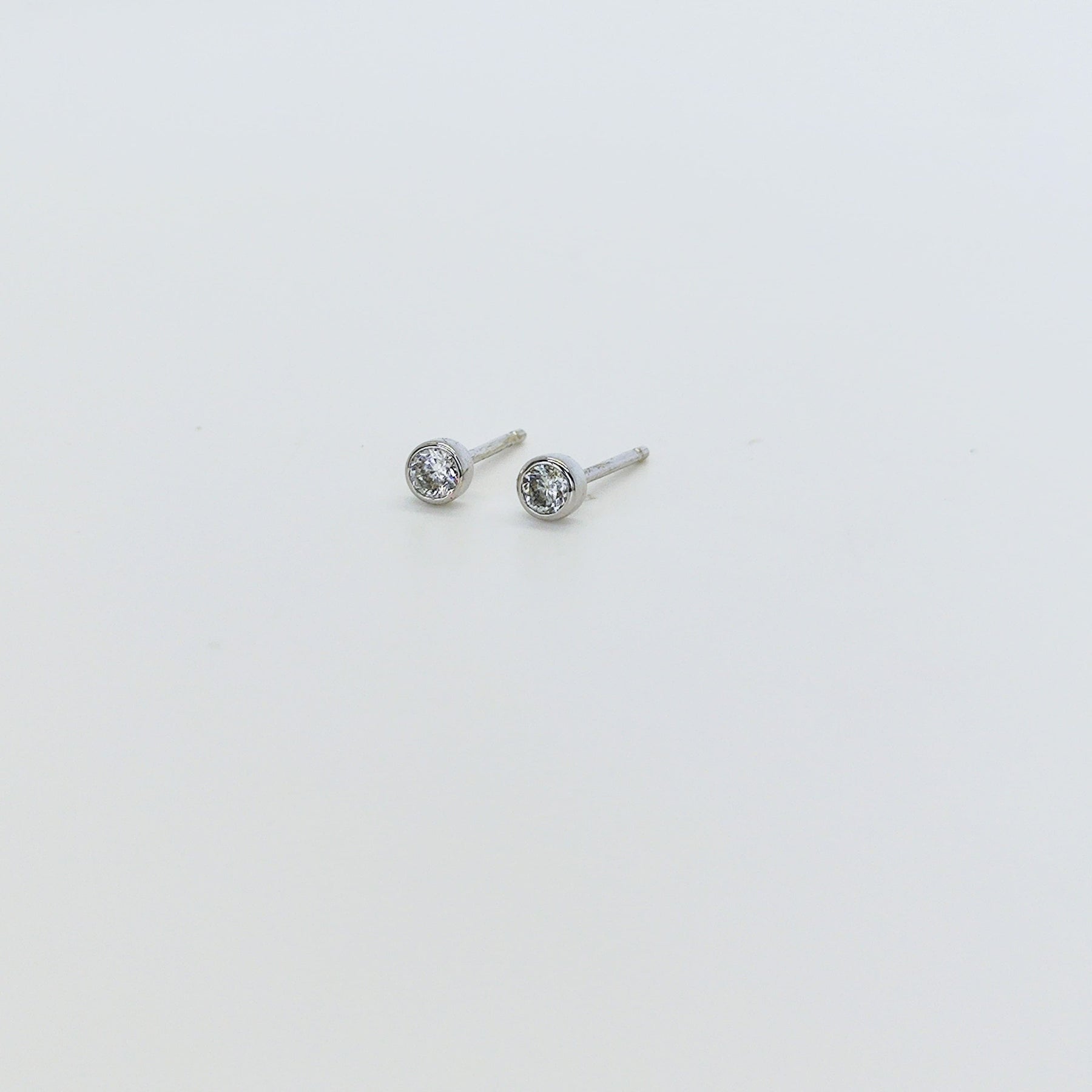 Aros Punto de Luz Bisel Oro Blanco 18K 0,20Ct