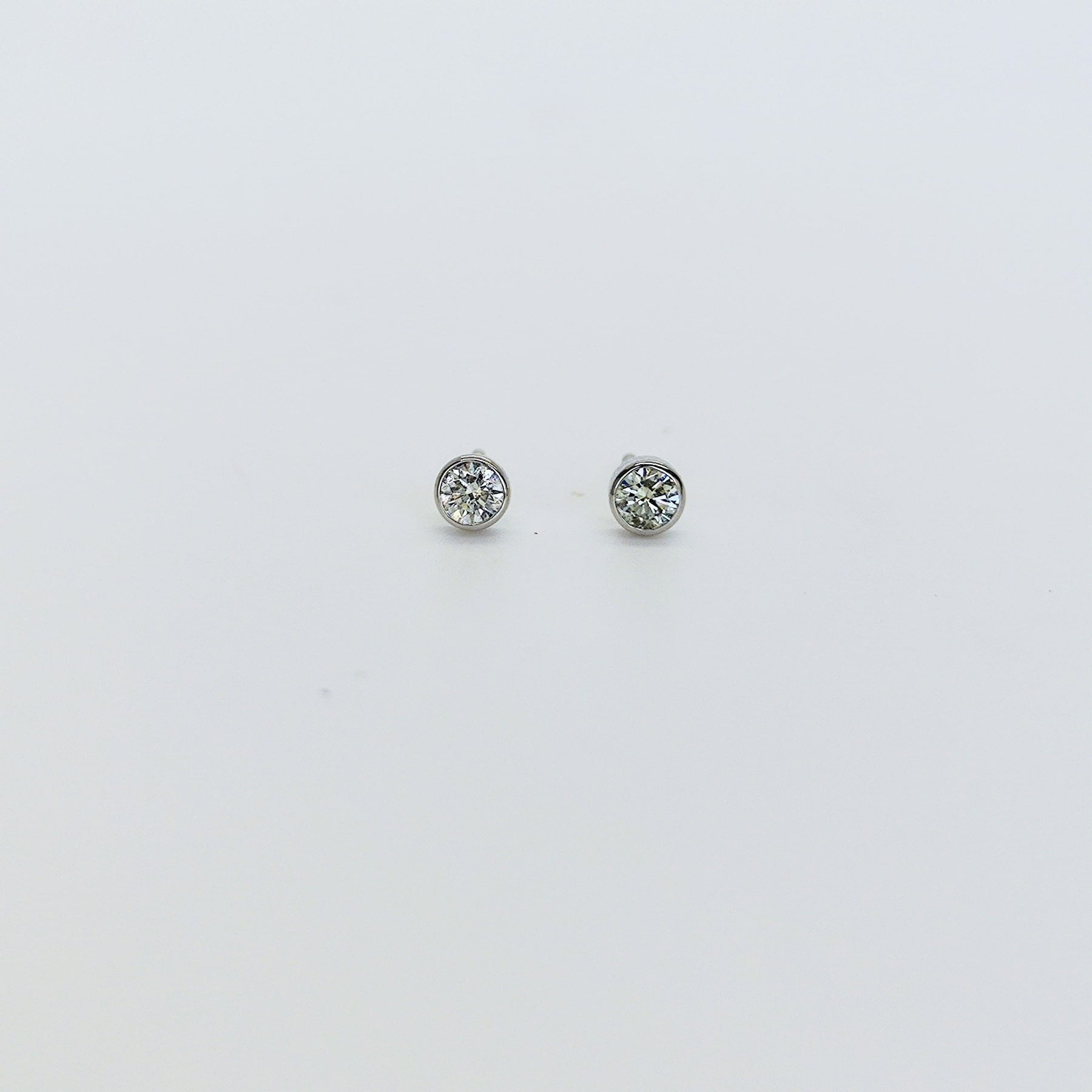 Aros Punto de Luz Con Bisel Oro Blanco 18K 0,32Ct