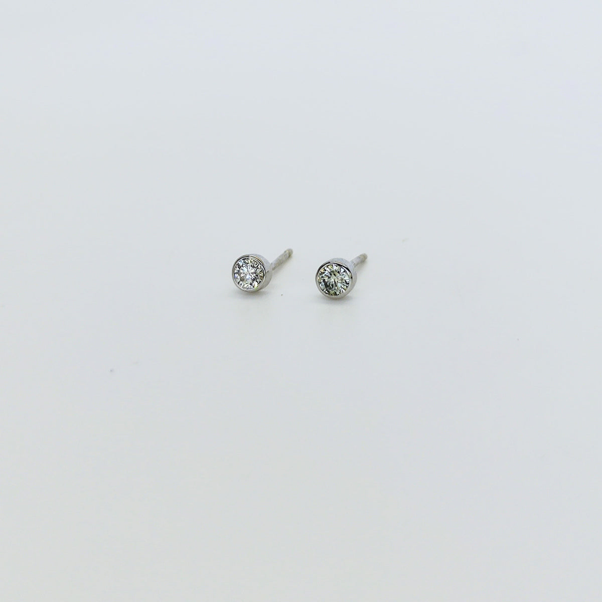 Aros Punto de Luz Con Bisel Oro Blanco 18K 0,32Ct