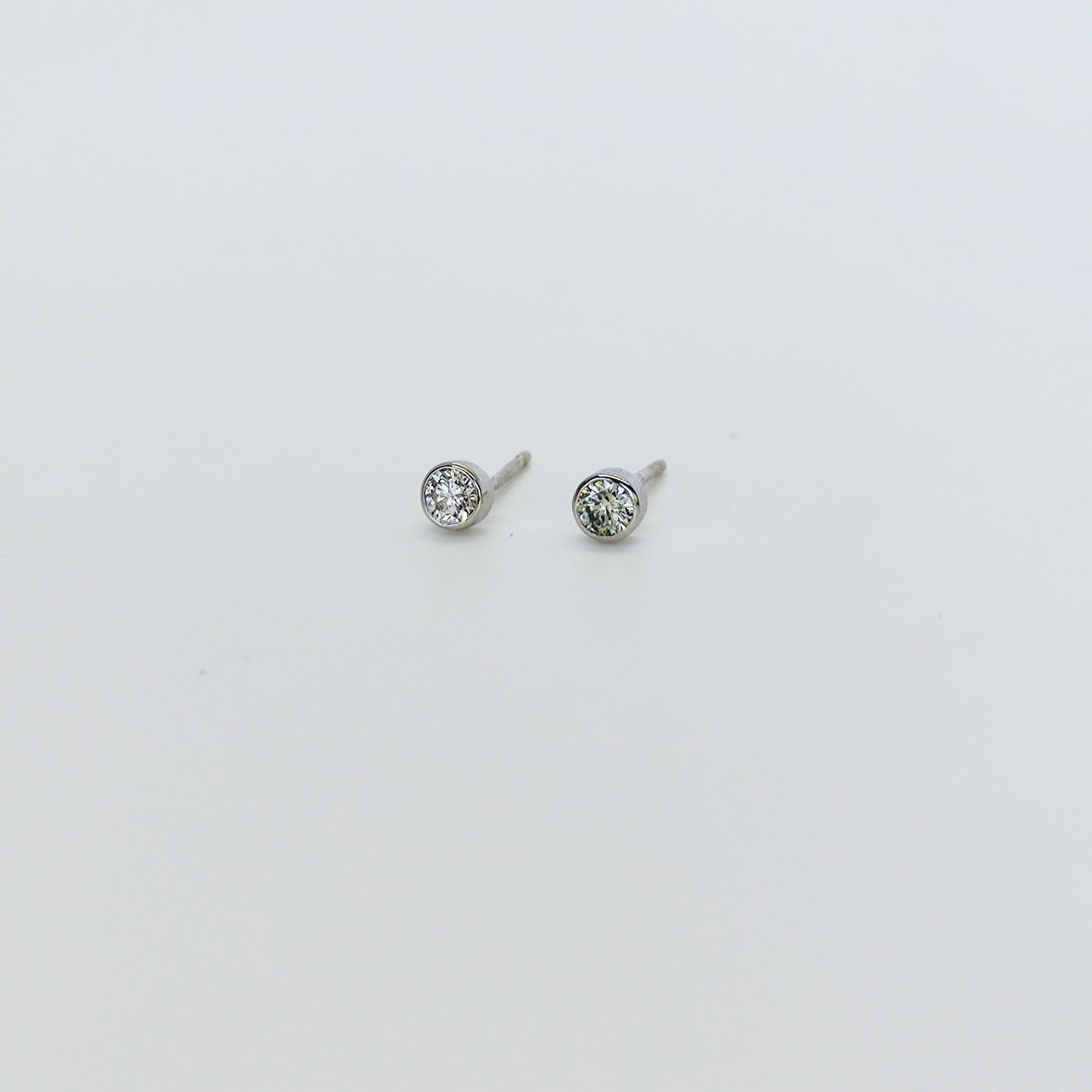 Aros Punto de Luz Con Bisel Oro Blanco 18K 0,32Ct