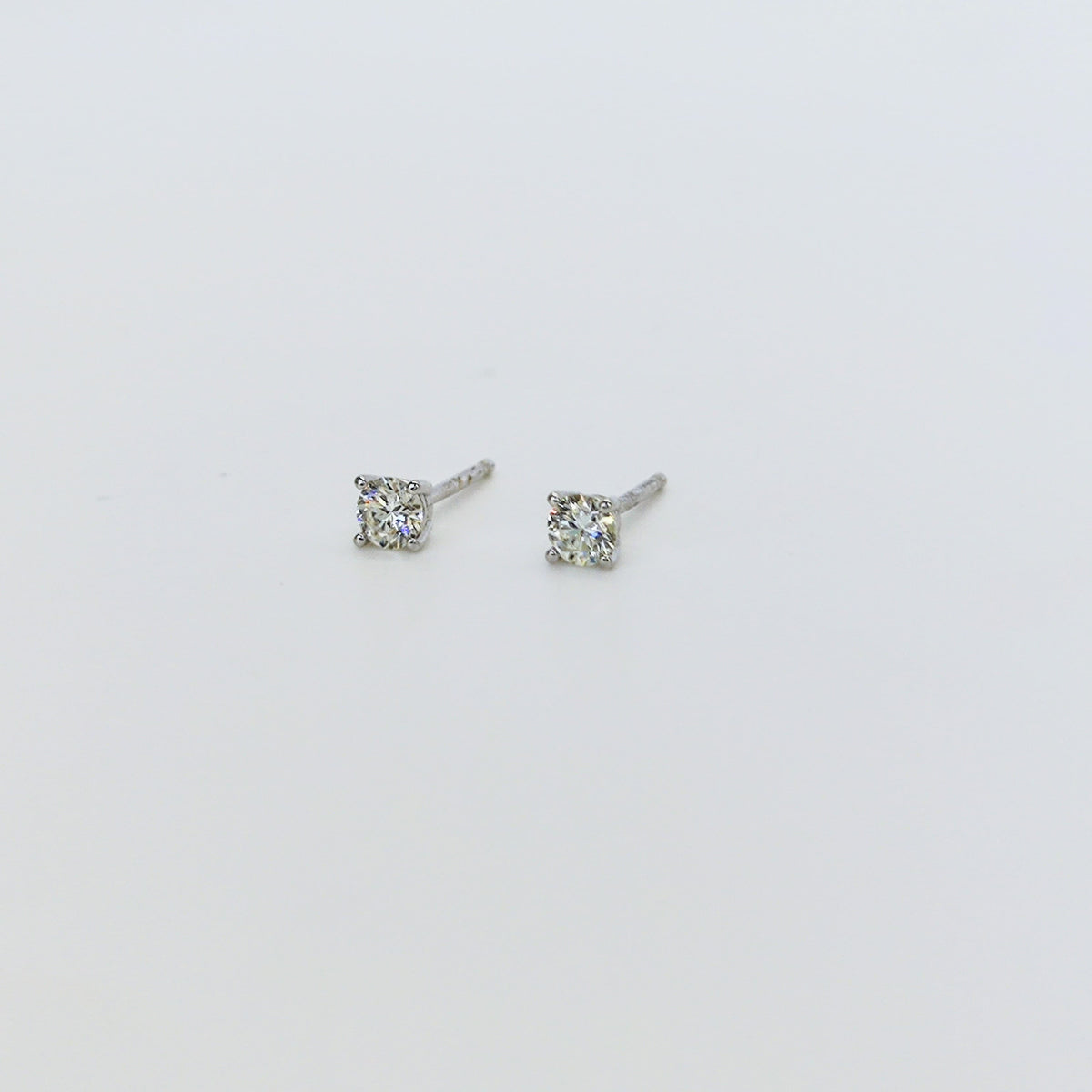 Aros Punto de Luz Oro Blanco 18K 0,25Ct