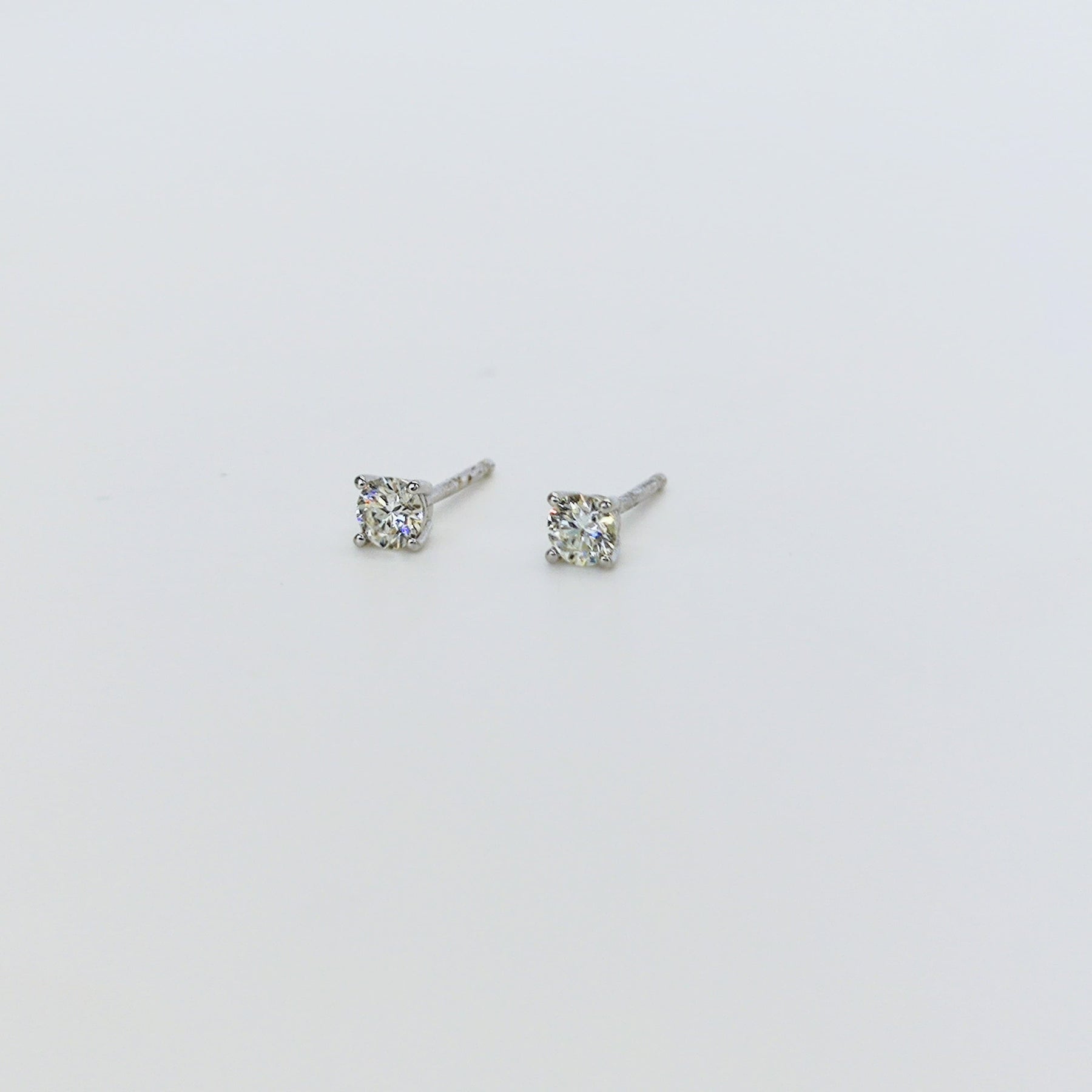 Aros Punto de Luz Oro Blanco 18K 0,25Ct