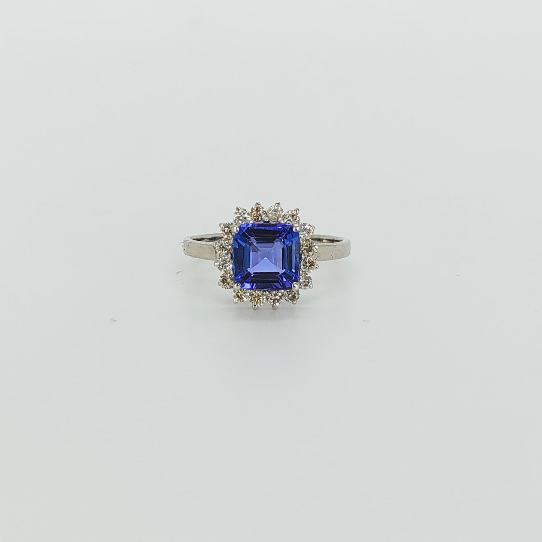 Anillo Tanzanita corte Cushion Brillantes
