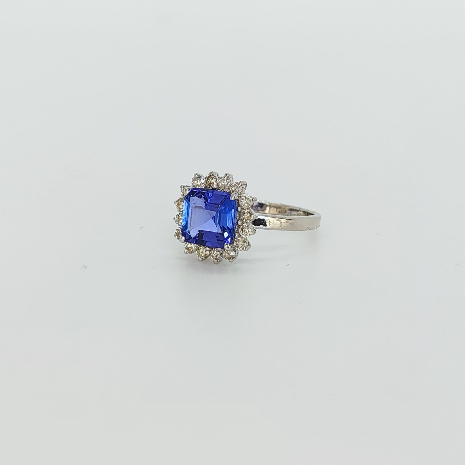 Anillo Tanzanita corte Cushion Brillantes