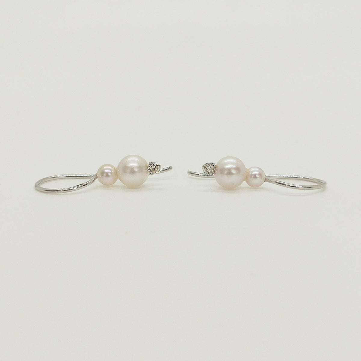Aros Colgantes Perlas Cultivada y Diamante Oro Blanco 18K