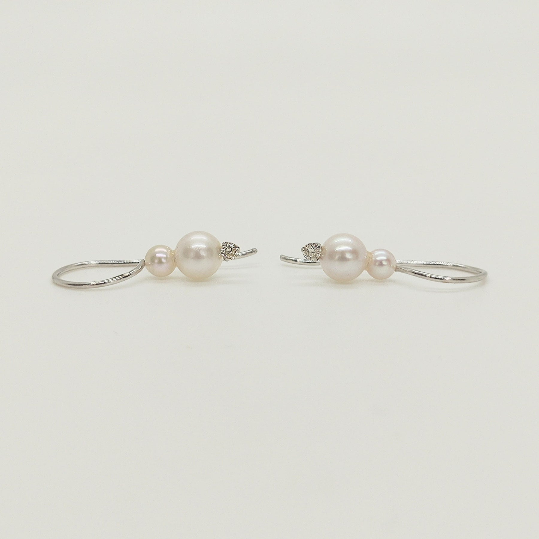 Aros Colgantes Perlas Cultivada y Diamante Oro Blanco 18K