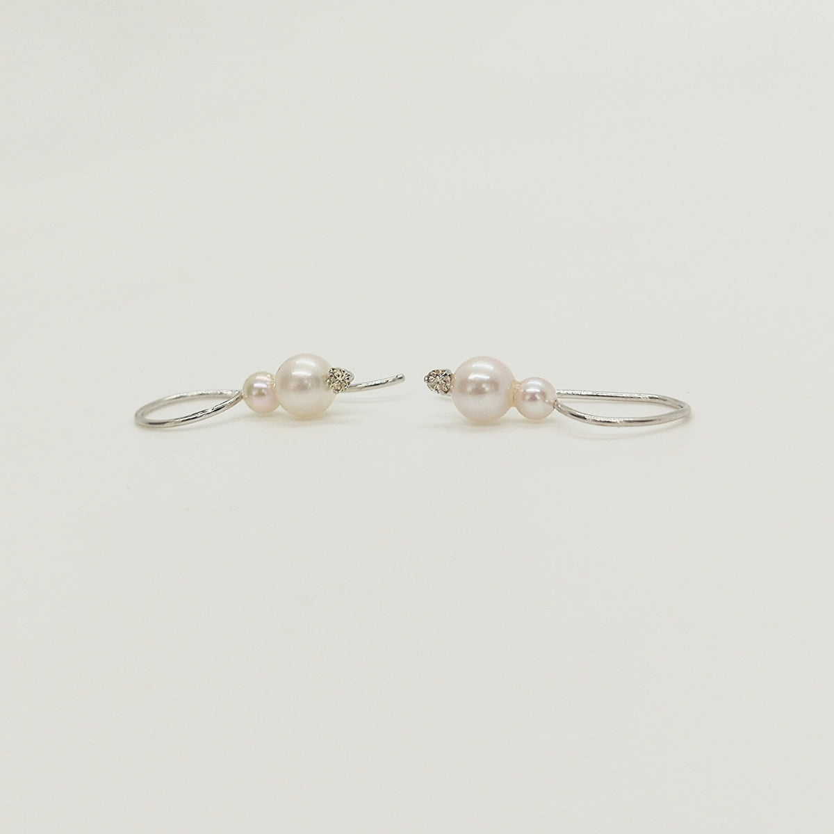 Aros Colgantes Perlas Cultivada y Diamante Oro Blanco 18K