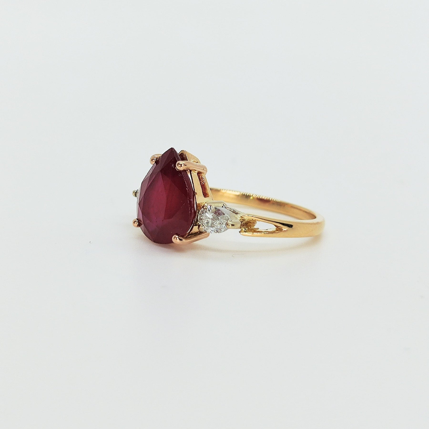 Anillo Rubí Corte Pera Brillantes Navette