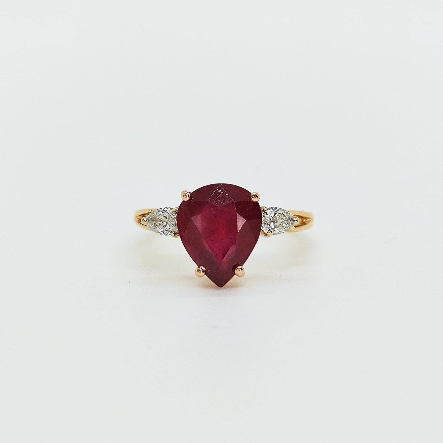 Anillo Rubí Corte Pera Brillantes Navette