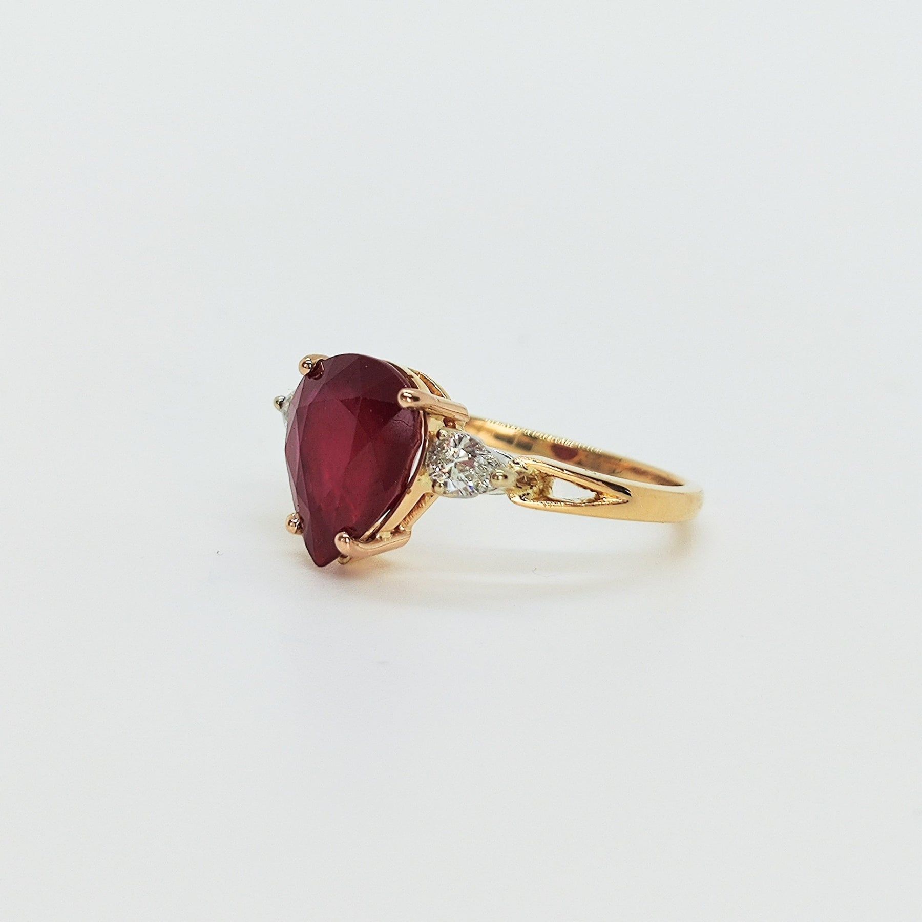 Anillo Rubí Corte Pera Brillantes Navette