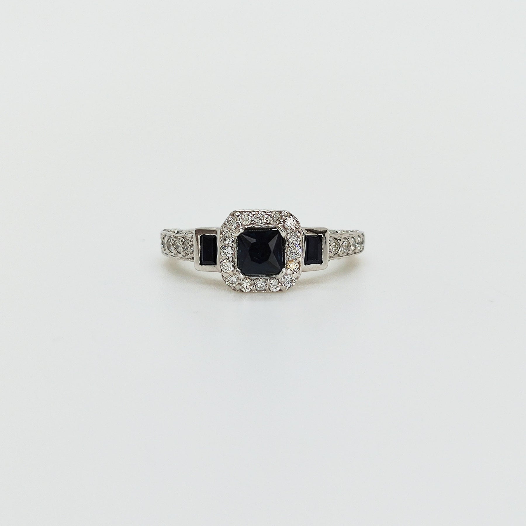 Anillo Oro Blanco Triple Zafiro y Brillantes