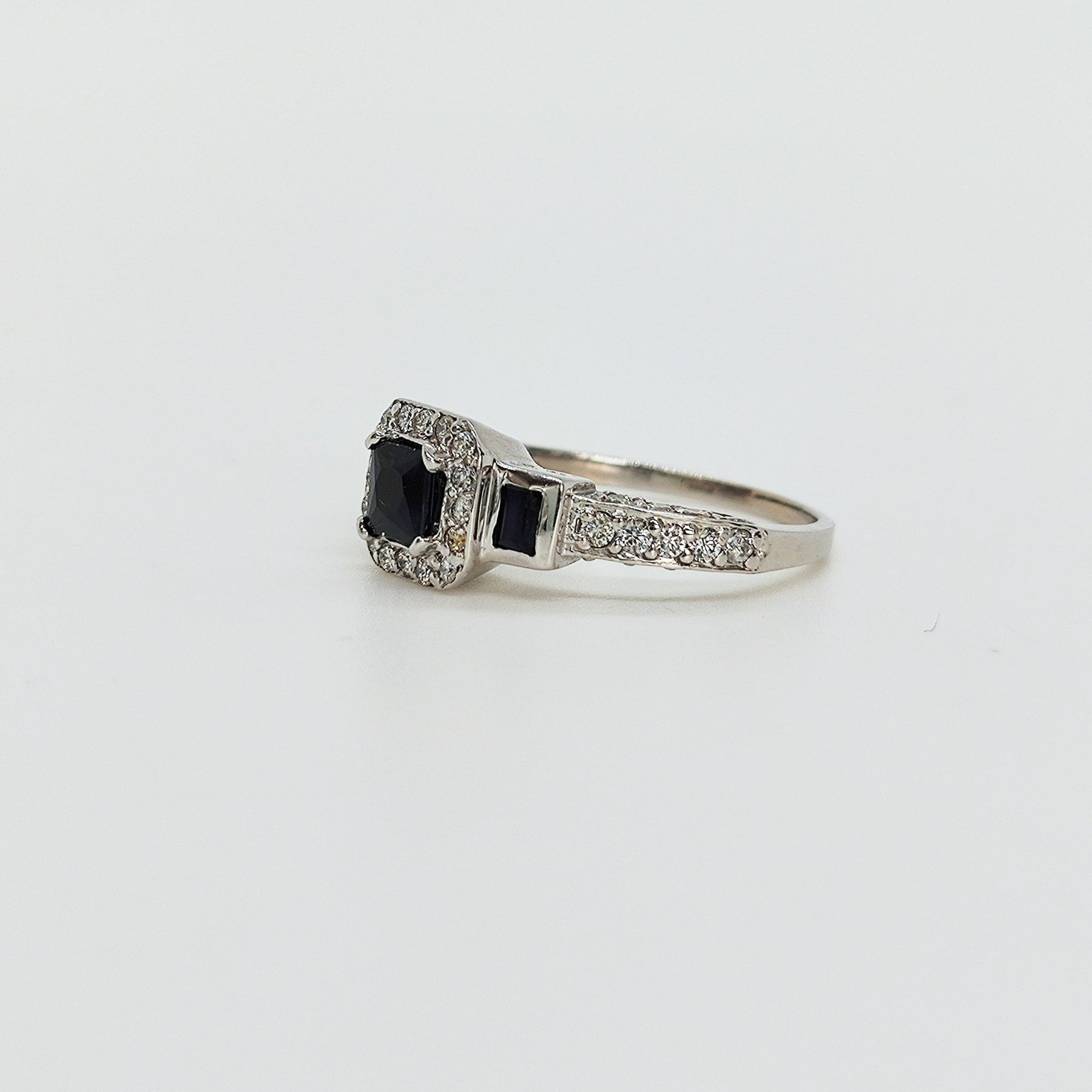 Anillo Oro Blanco Triple Zafiro y Brillantes