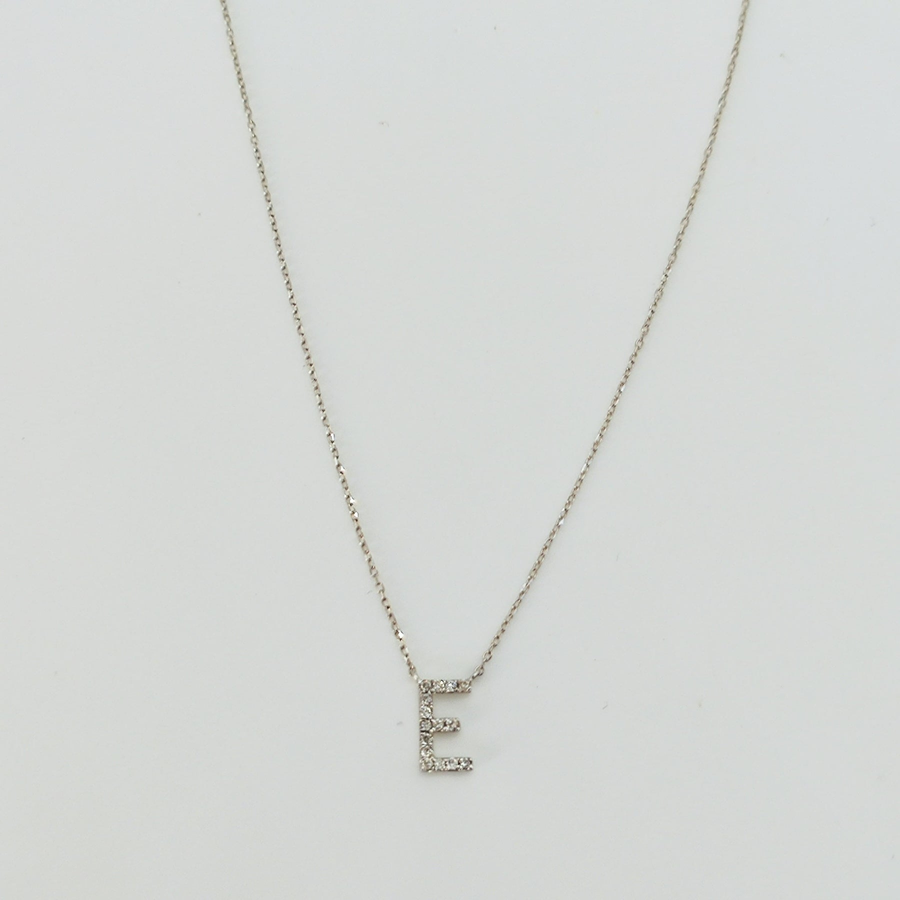 Collar Letra "E" Oro Blanco 18K y Diamantes