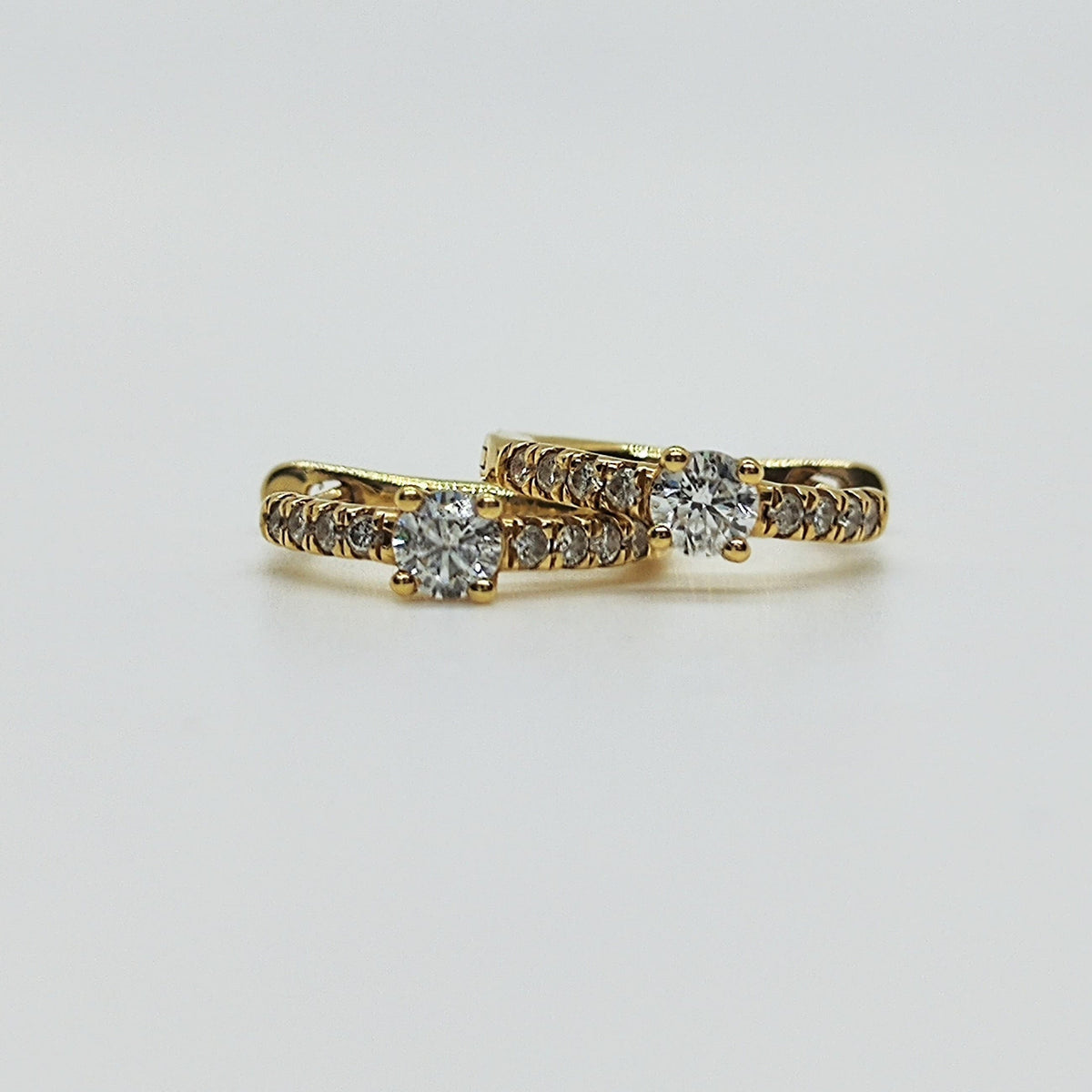 Argollas oro amarillo con brillante central en grifas