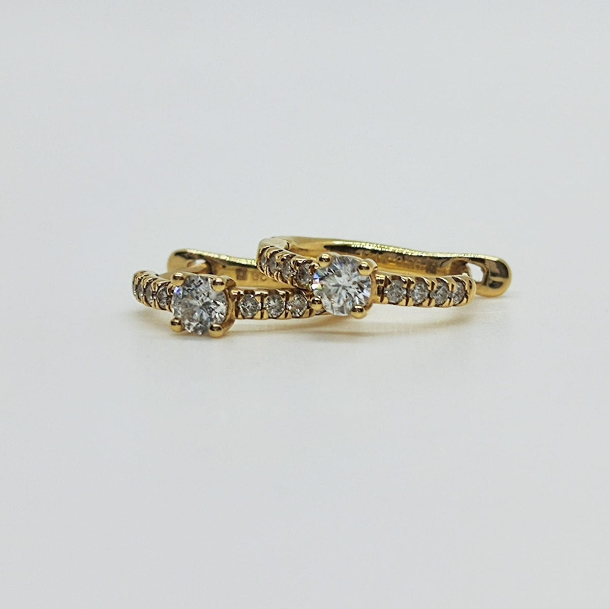 Argollas oro amarillo con brillante central en grifas