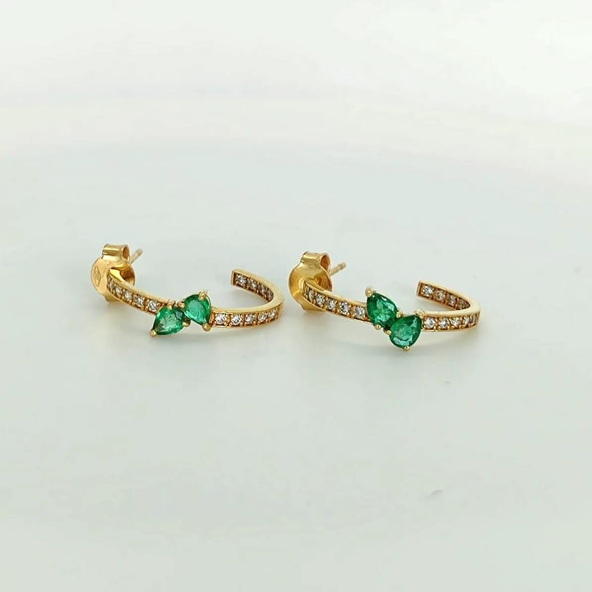 Aros Tu Y Yo Oro Amarillo 18K Brillantes Y Esmeraldas