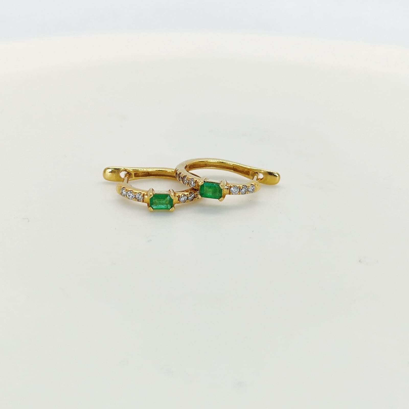 Argollas Oro Amarillo 18K Esmeralda y Diamantes
