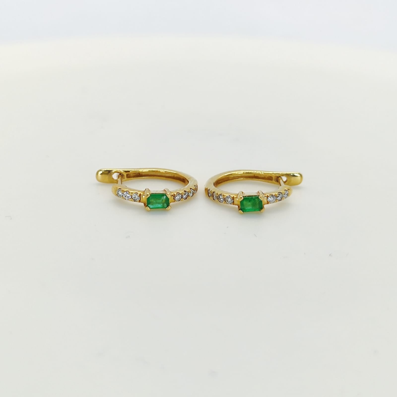 Argollas Oro Amarillo 18K Esmeralda y Diamantes