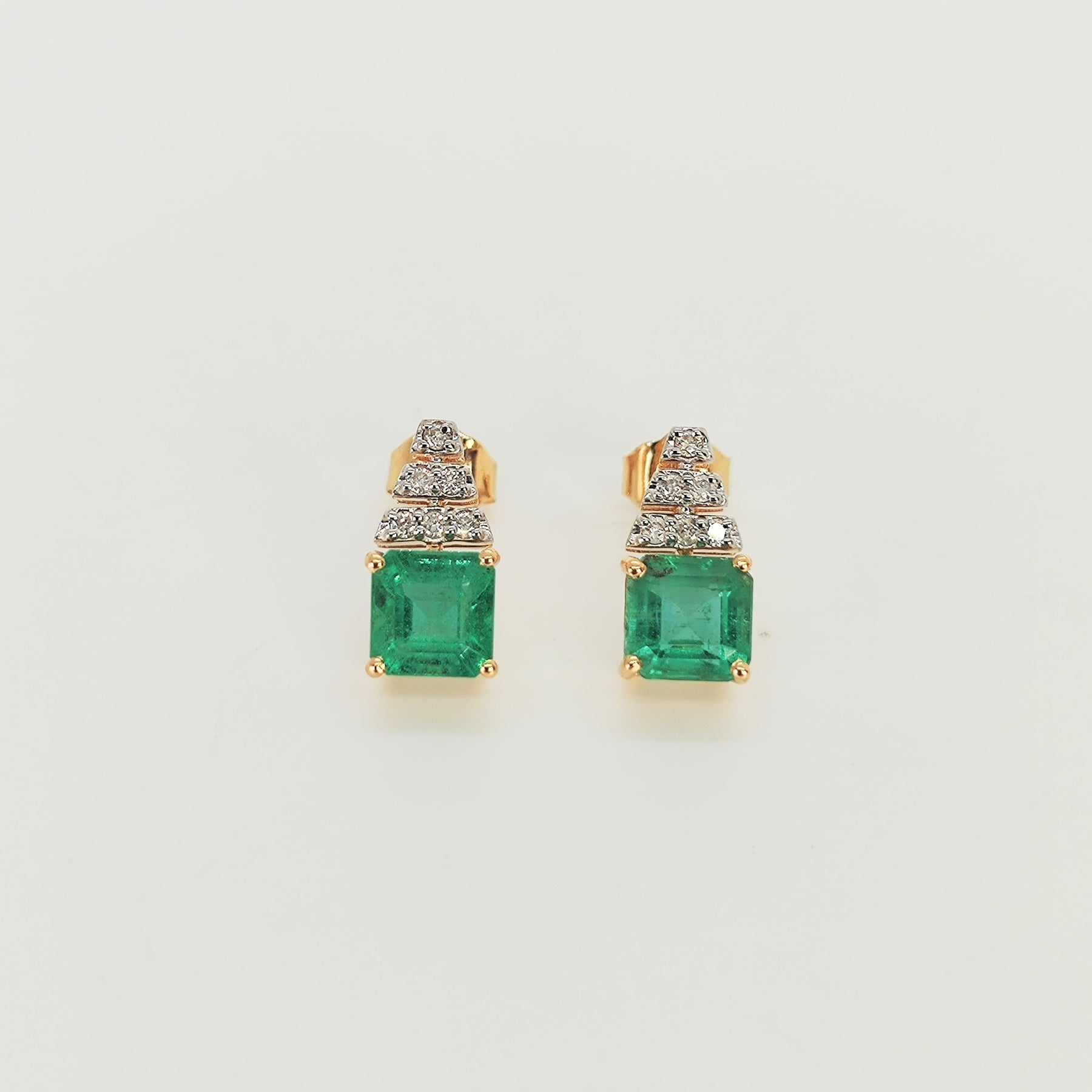 Aros Oro Amarillo 18K Esmeraldas Cuadradas Y Pirámide De Diamantes