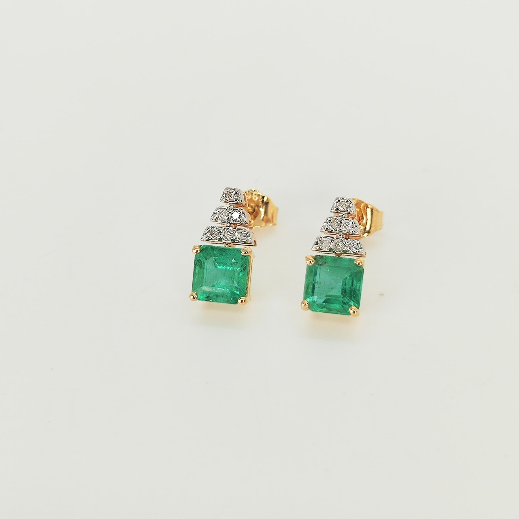 Aros Oro Amarillo 18K Esmeraldas Cuadradas Y Pirámide De Diamantes