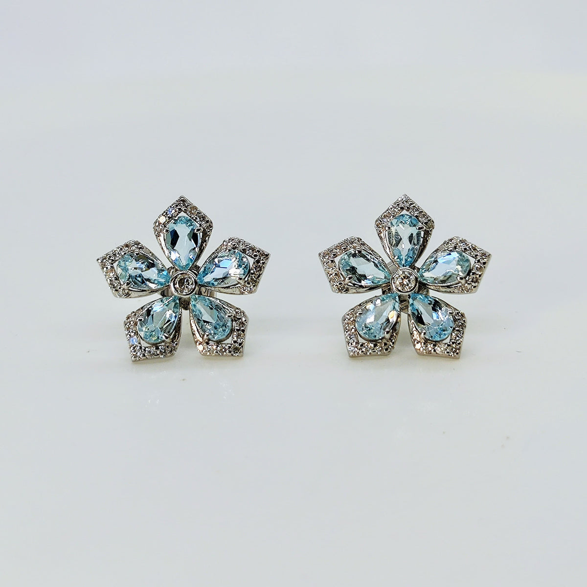 Aros Flor Aguamarina y Brillantes Oro Blanco