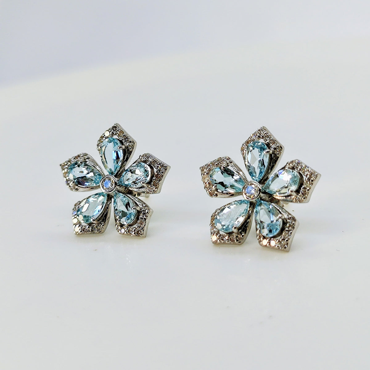 Aros Flor Aguamarina y Brillantes Oro Blanco