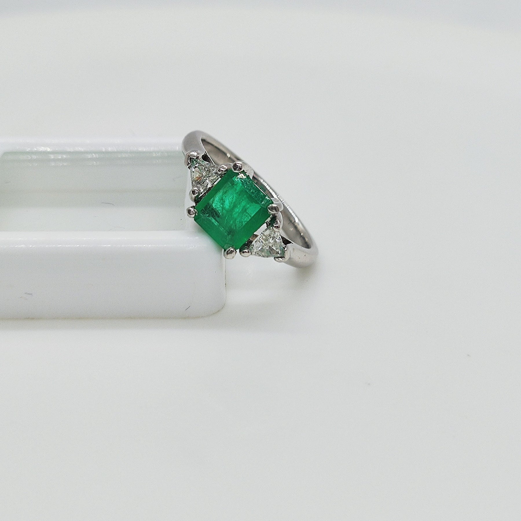 Anillo Gran Esmeralda En Grifas Y Diamantes Corte Trilliant Oro Blanco 18K
