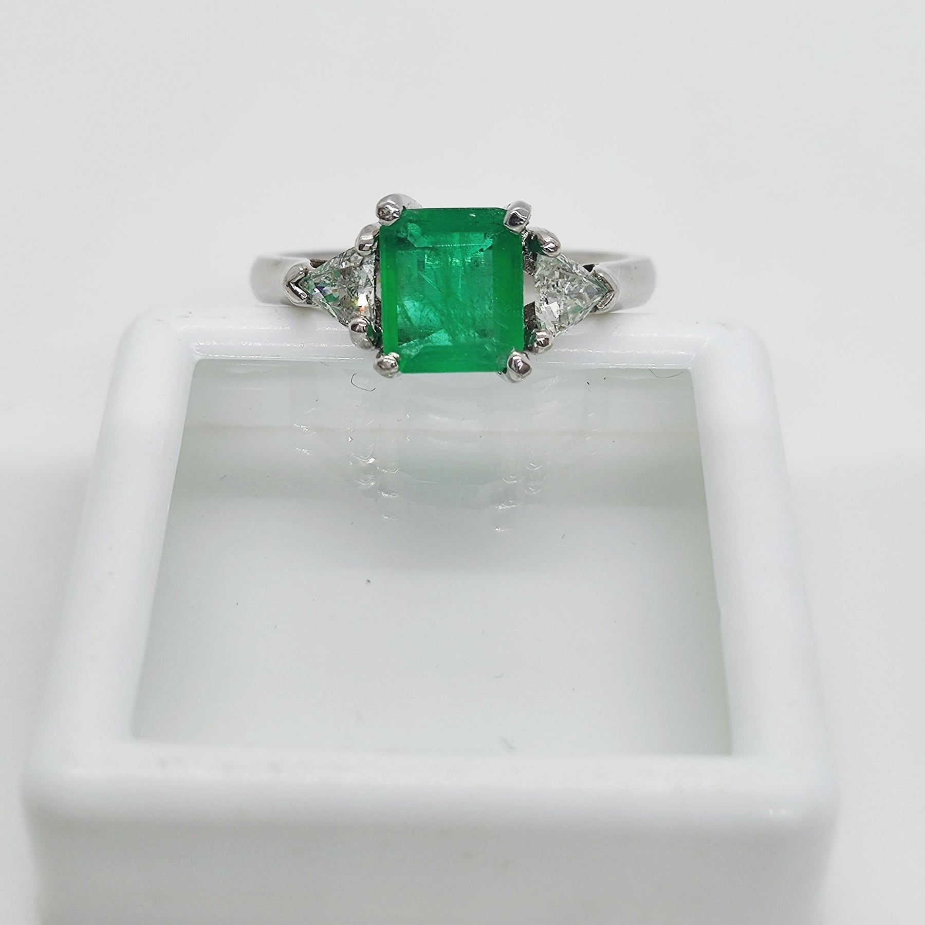Anillo Gran Esmeralda En Grifas Y Diamantes Corte Trilliant Oro Blanco 18K