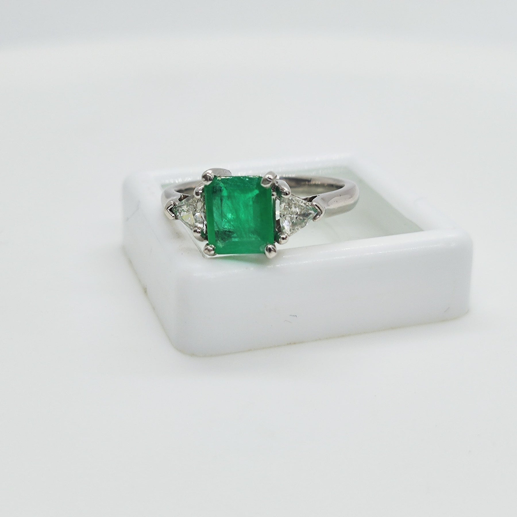 Anillo Gran Esmeralda En Grifas Y Diamantes Corte Trilliant Oro Blanco 18K