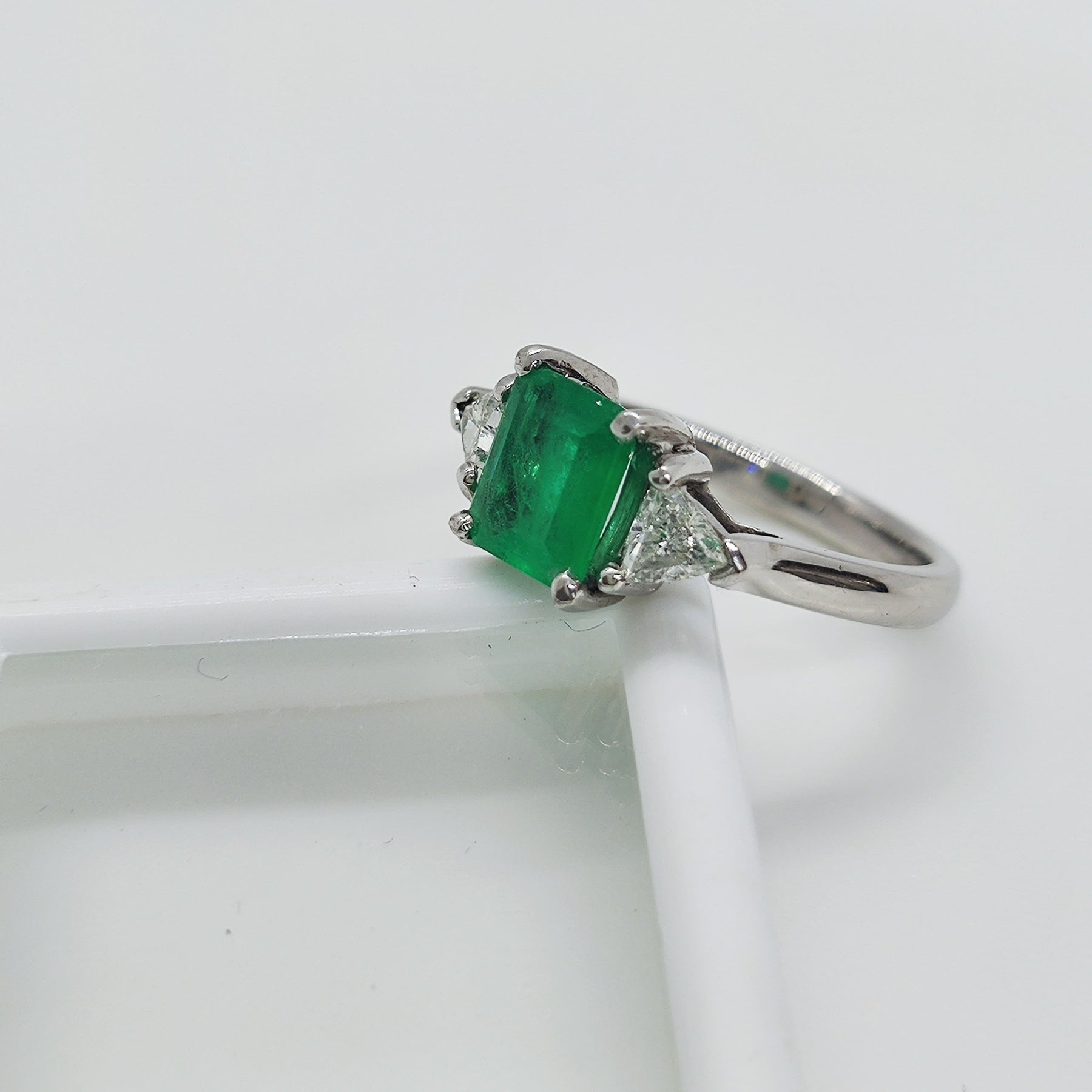 Anillo Gran Esmeralda En Grifas Y Diamantes Corte Trilliant Oro Blanco 18K