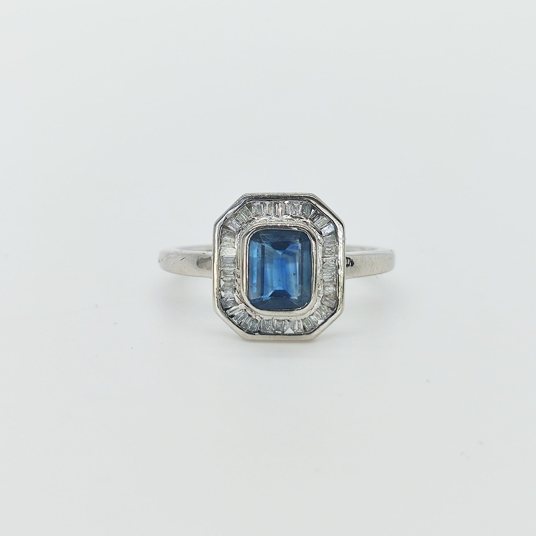 Anillo Oro Blanco 18K Zafiro y Brillantes Baguette