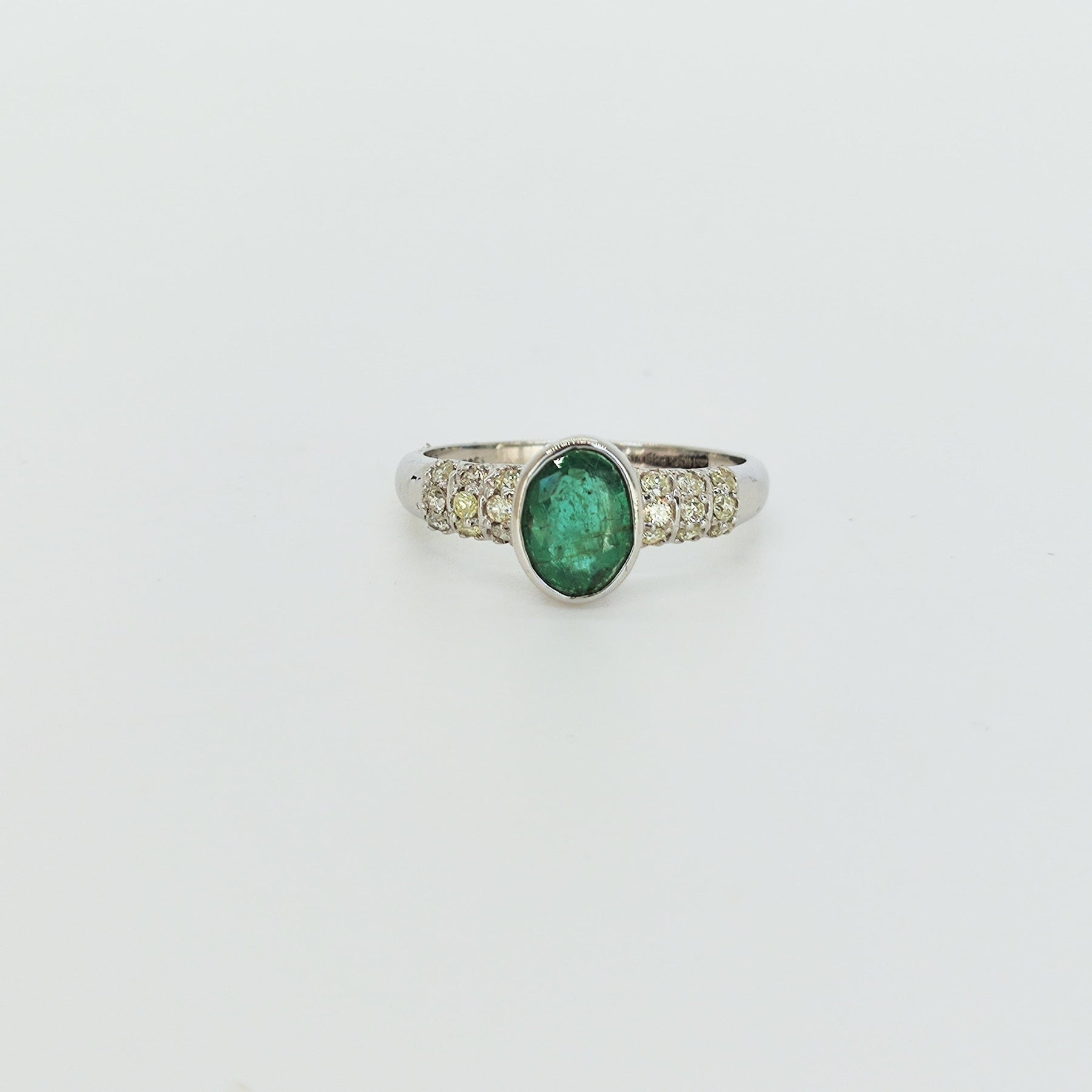 Solitario Oro Blanco Oval Esmeralda y Brillantes