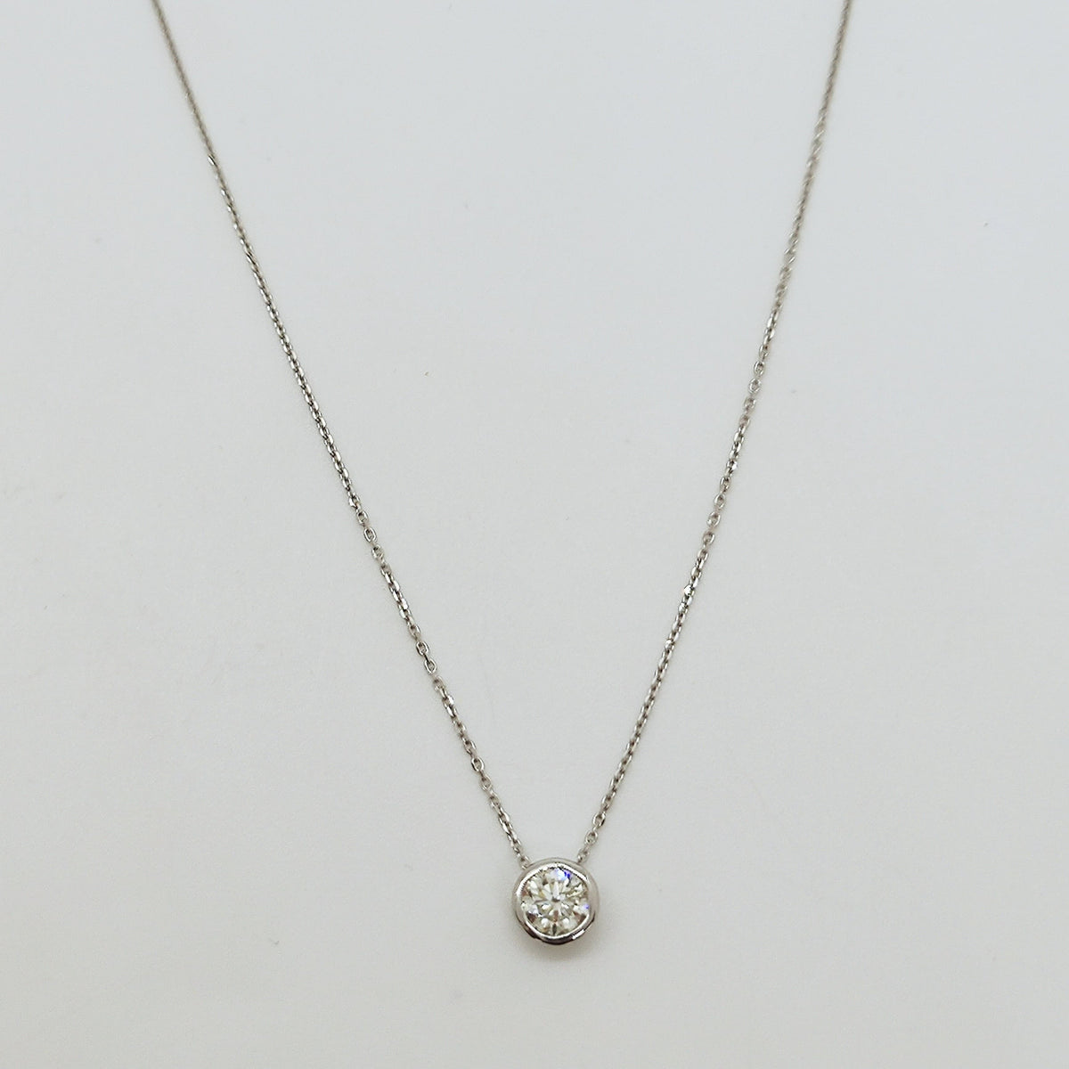 Punto De Luz Bisel 50 Puntos Oro Blanco 18K