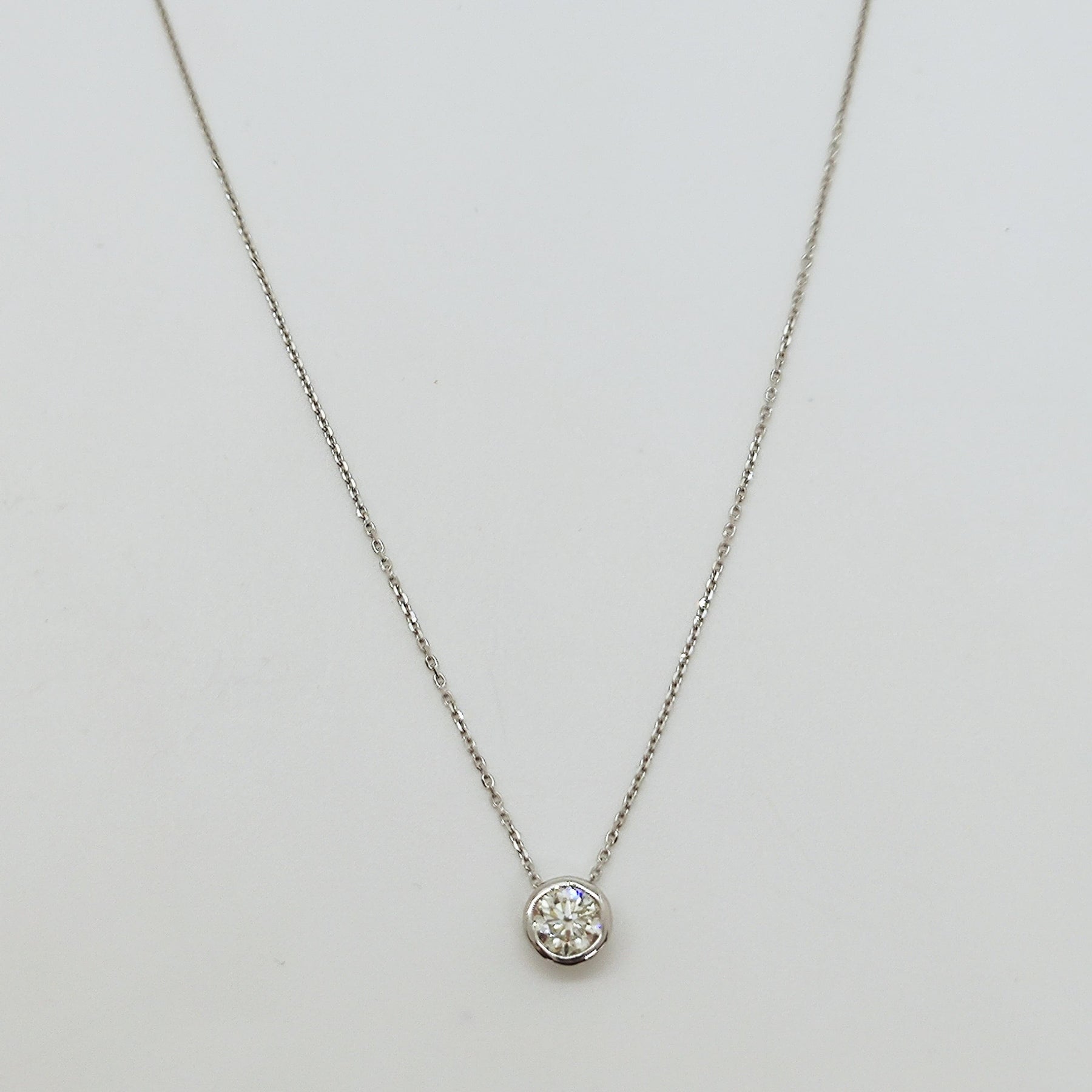 Punto De Luz Bisel 50 Puntos Oro Blanco 18K